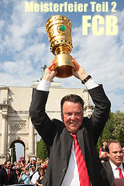 Da der FC Bayern München  in der Vorwoche bereits den Pokal gewonnen hat, gab es am Sonntag eine Meisterfeier auf dem Rathausbalkon. Davor gab es einen Autocorso  (Foto: MartiN Schmitz)